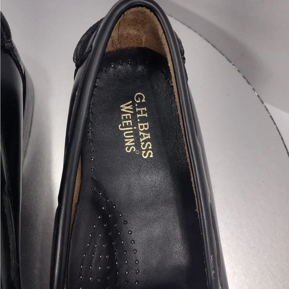 Bass Black and White Leather Loafers size 7 preOwned Exellent condition